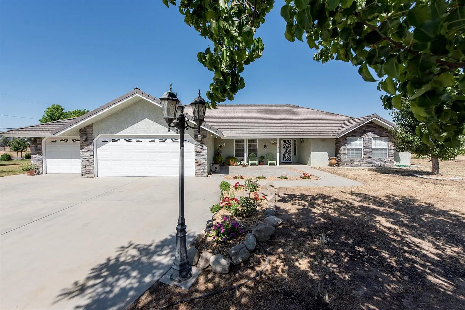 16526 Anaconda Rd photo 1