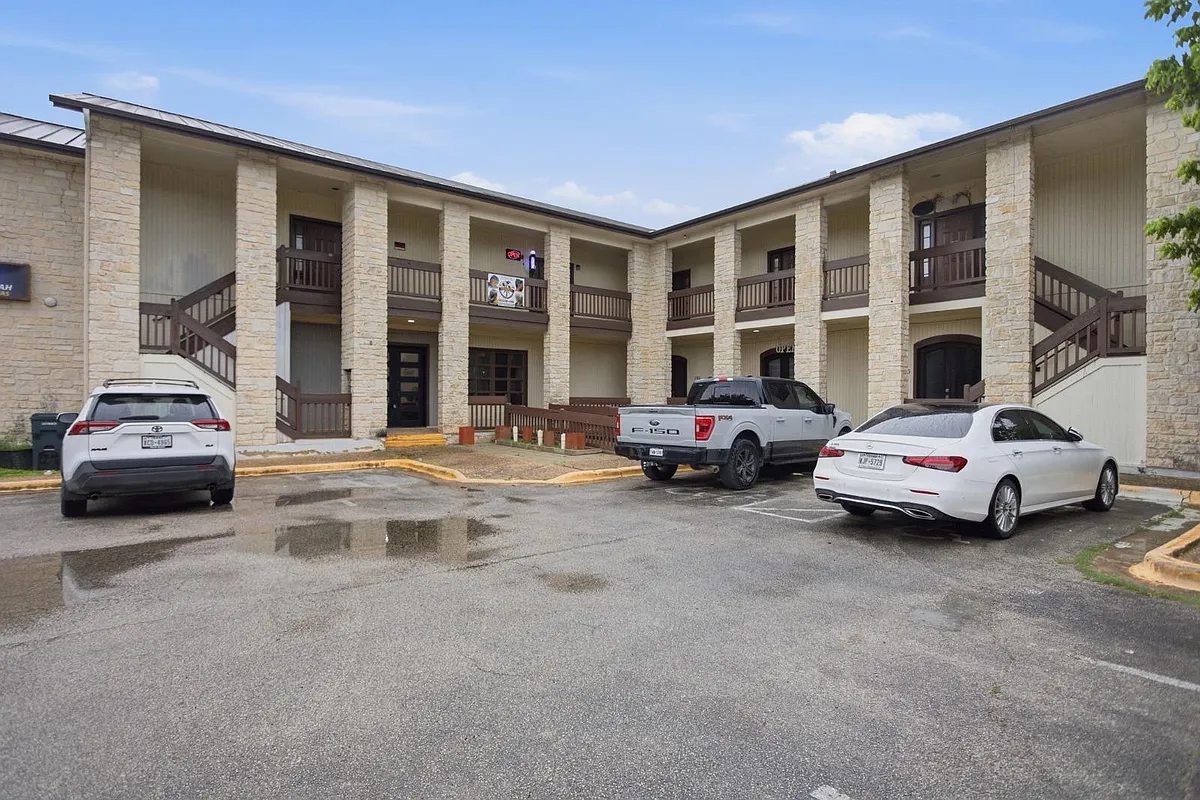 Building Photo - 611 Carpenter Ave #201