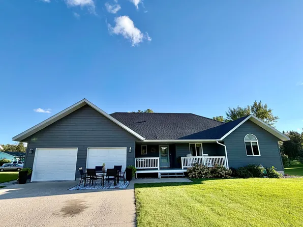 1012 6th St SE, Roseau, MN 56751