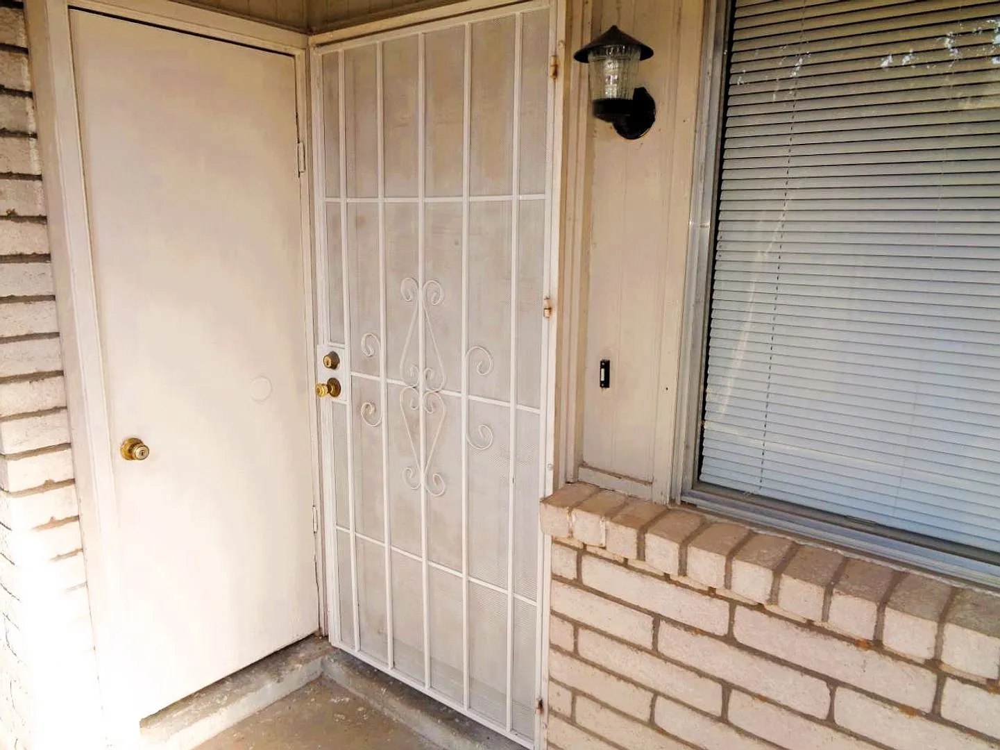 Adorable Single Level Eastside Duplex With Evaporative Air Located In Quiet Neighborhood — Photo 1