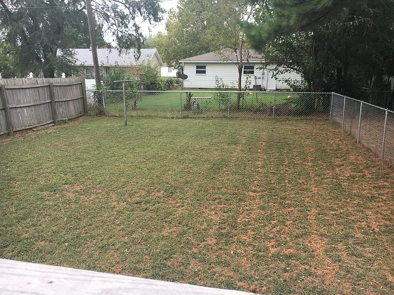 1203 Carol Dr — Photo 4