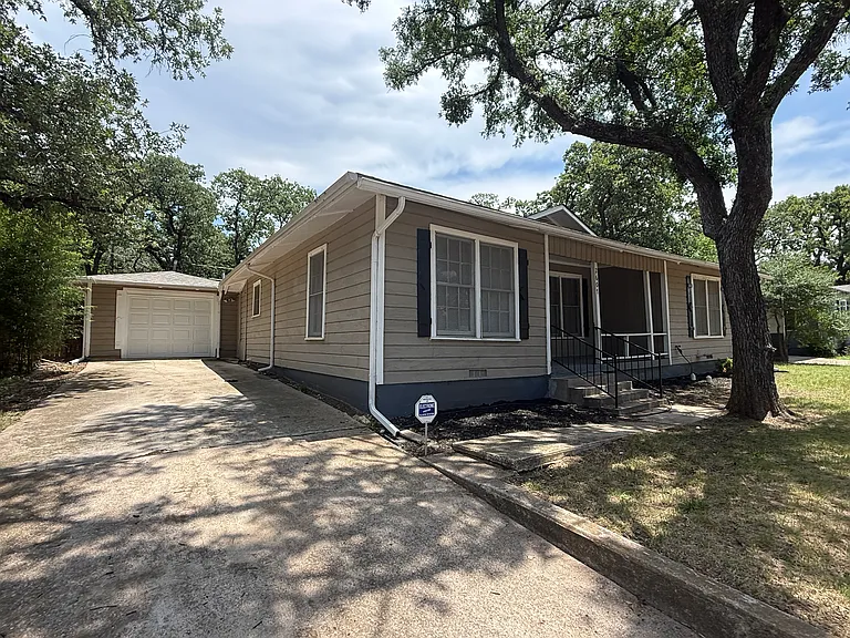 2607 Yeager St — Photo 2