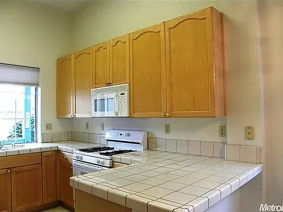 3 bed, 1320 sqft, $2,850 — Photo 2