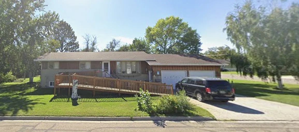 3 bed, 1.5 bath, 2400 sqft, $1,225 — Photo 1