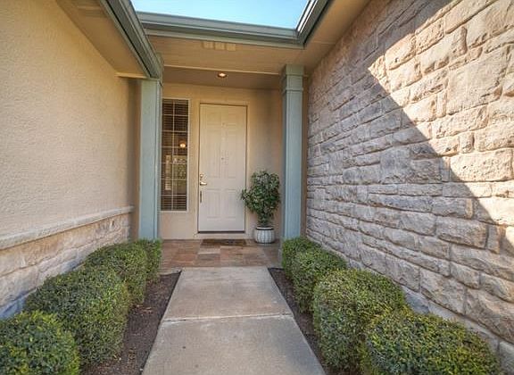 Tidy landscaping welcomes your guests at this choice Sun City Texas Angelina, only minutes from the buzz of the Village Center.