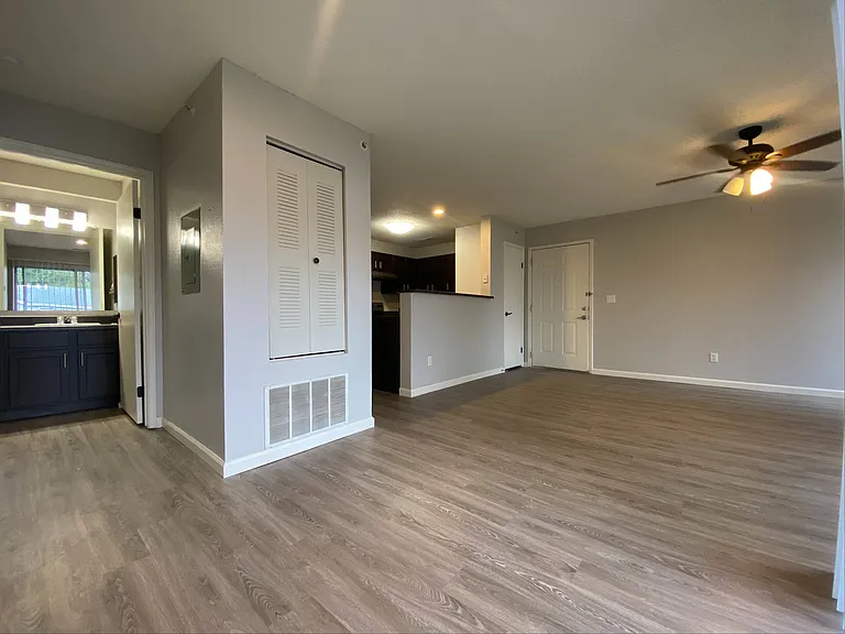 700 sq ft dining