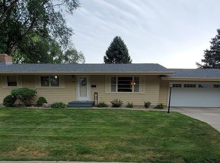 703 Valley Rd, Yankton, SD 57078