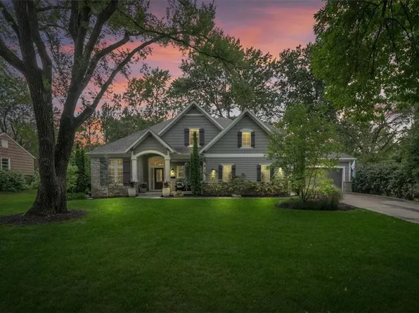8904 Cherokee Ln, Leawood, KS 66206
