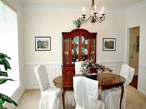 Formal Dining Room w/Chair Rail - Perfect for Thanksgiving Dinners!