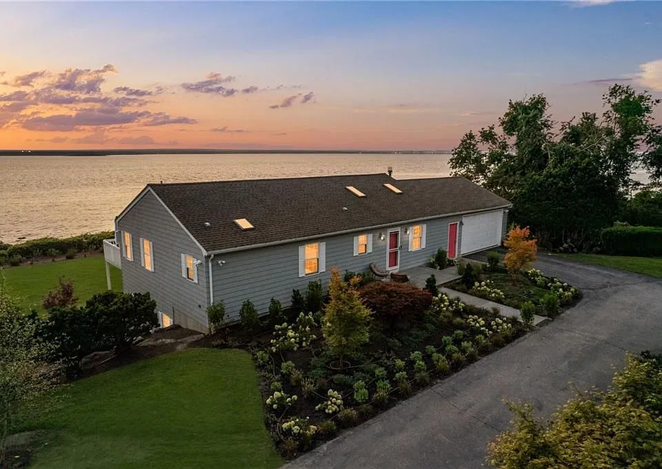 585 Seaside Dr