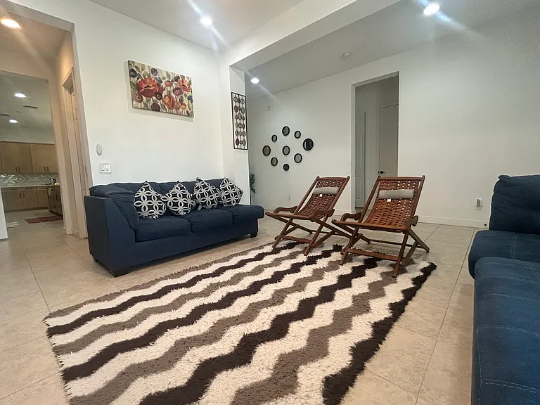 Guests Sit-Out Room