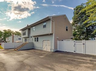 576 Plainview Rd, Plainview, NY 11803