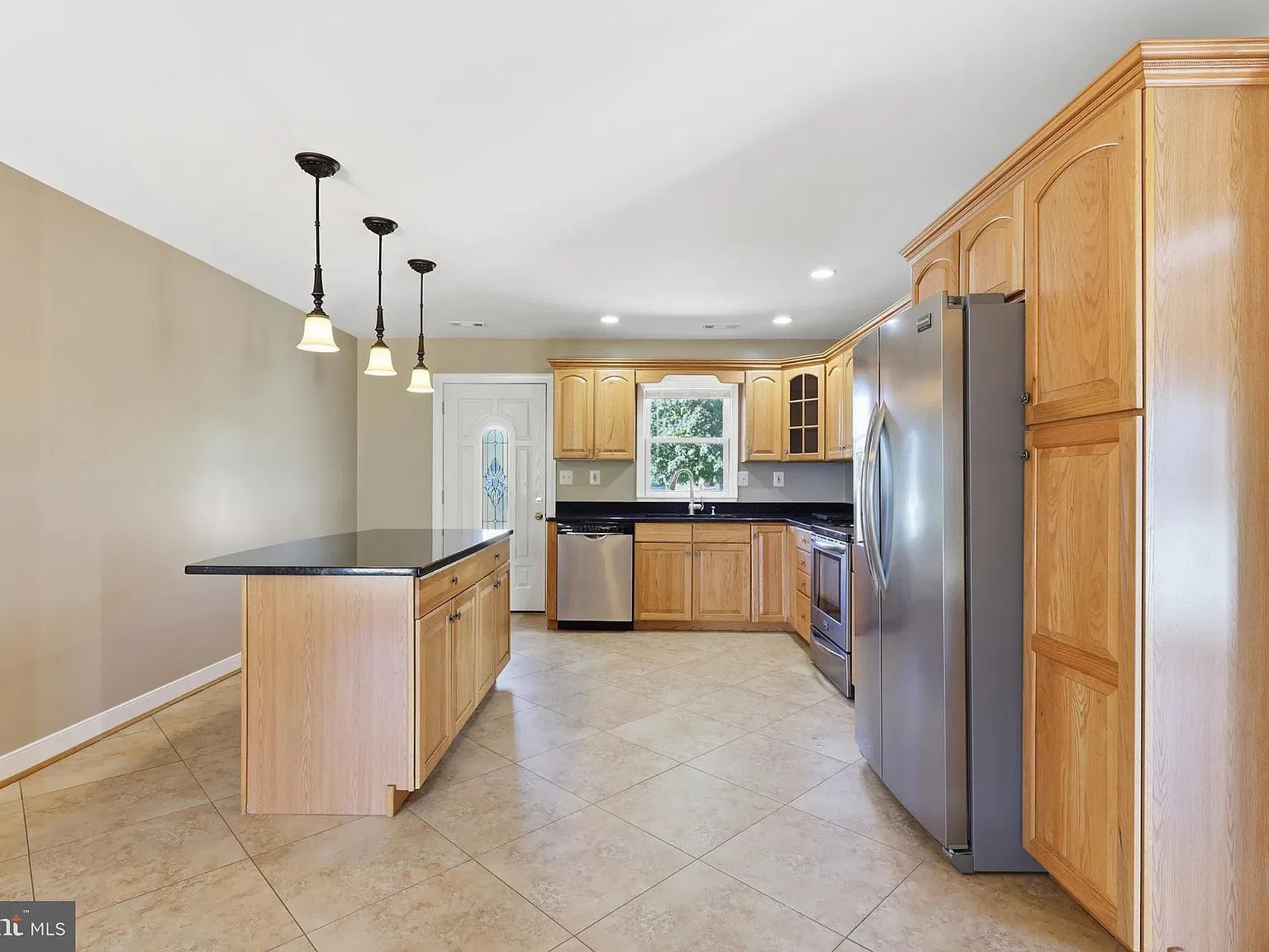 3 bed, 2.0 bath, 1600 sqft, $3,100 — Photo 2