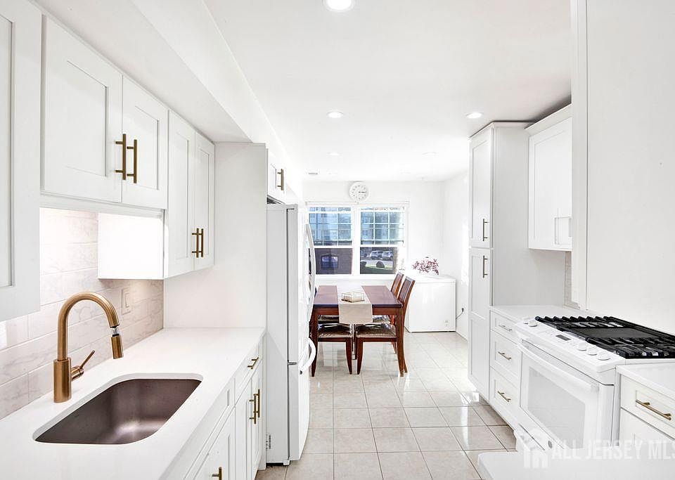 1st image of 1106 Green Hollow Dr
