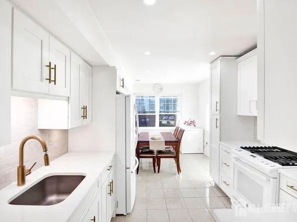 1106 Green Hollow Dr, Iselin, NJ 08830