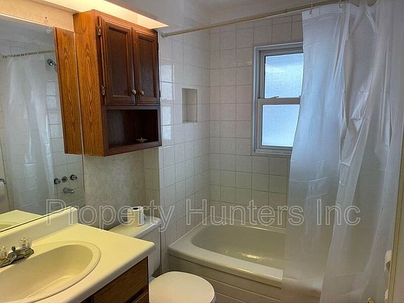 4th image of 168 Oak St Unit 1