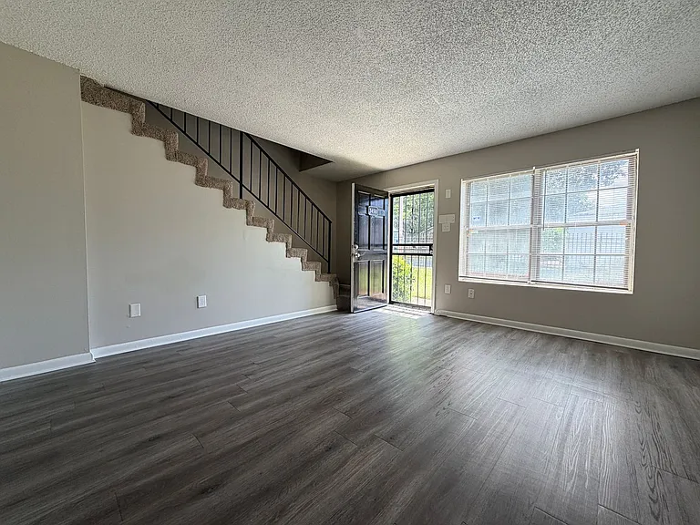 3450 Spottswood Ave — Photo 2