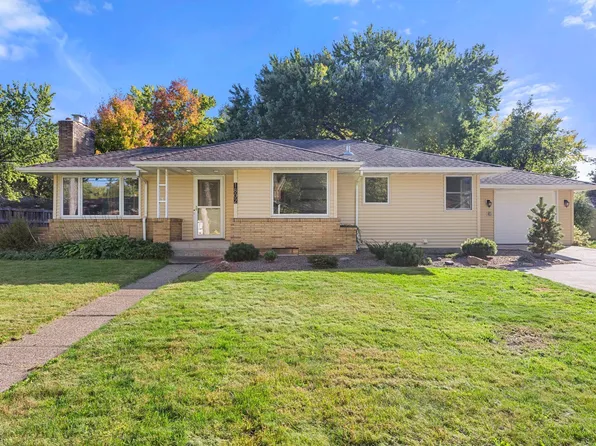 1802 Lydia Ave W, Roseville, MN 55113