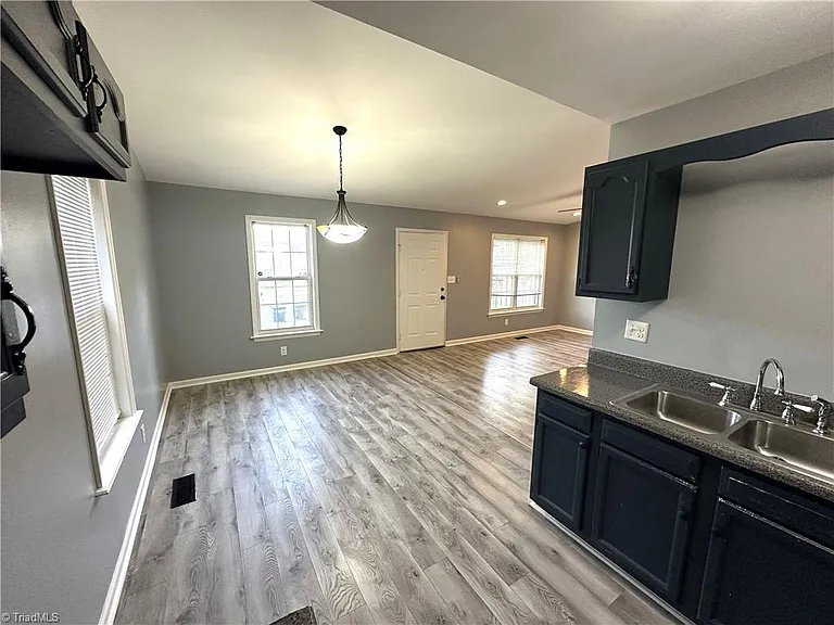 2127 Fairbrother St — Photo 13
