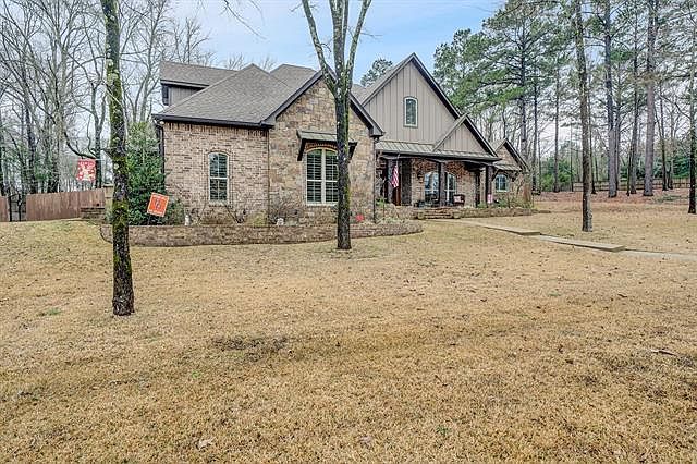 1st image of 215 Oak Grove Way