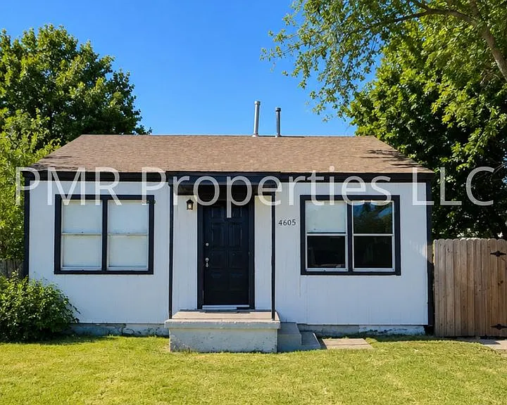 2406 SW D Ave — Photo 1