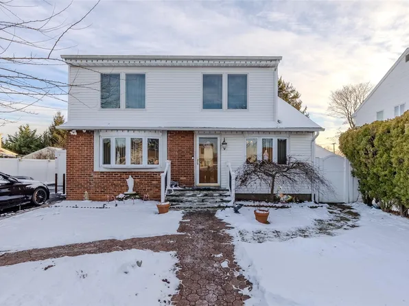 34 Parkdale Drive, North Babylon, NY 11703