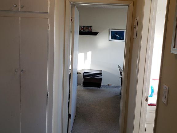 3rd image of 925 S Barrington Ave APT 9