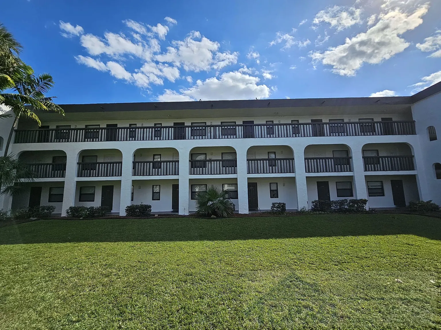Riverside Manor/N'ice Apartments - 889 Riverside Drive, Ft. Lauderdale, FL 33312 — Photo 2