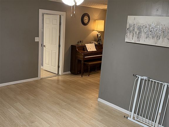 3rd image of 204 Bluffview Dr