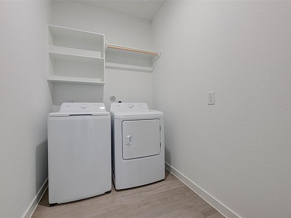 3rd image of 400 Robin St