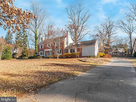 2nd image of 32 Windward Dr