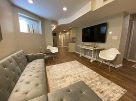 913 W Belden Ave