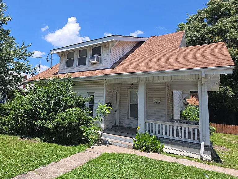 525 W Scott St — Photo 2