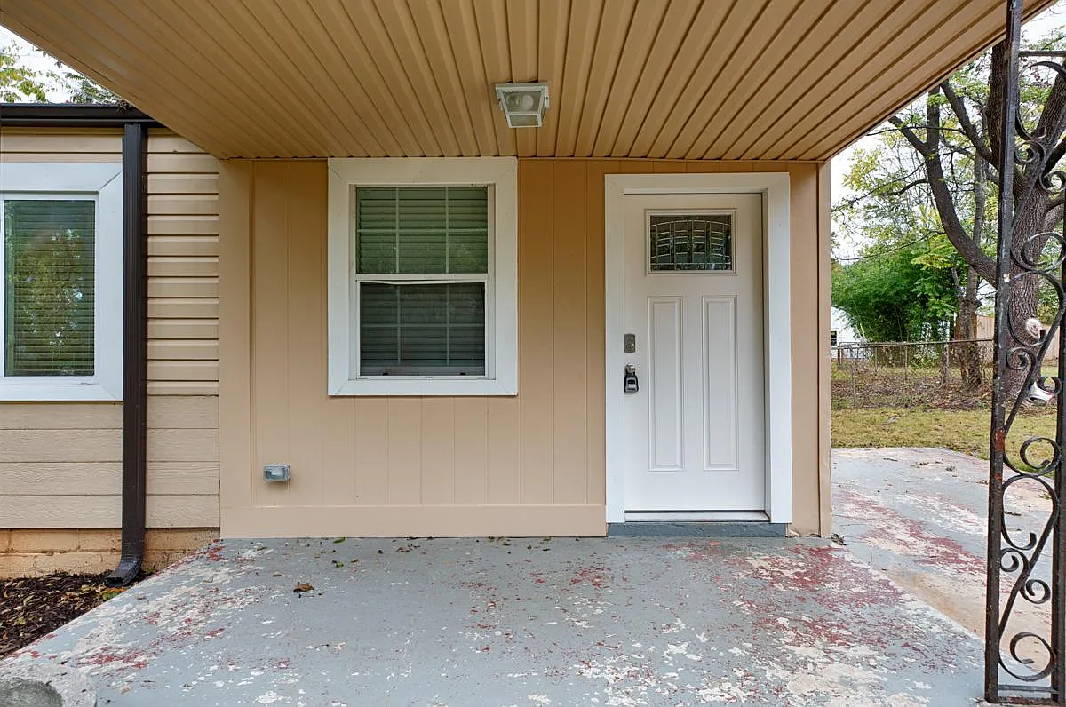 3 bed, 900 sqft, $1,300 — Photo 3
