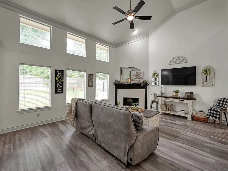 3215 Canterbury Ln — Photo 19