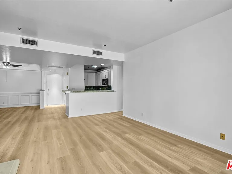 2222 N Beachwood Dr #302 — Photo 16