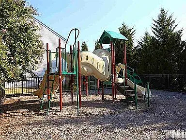 3 bed, 2.5 bath, 1472 sqft, $1,750 — Photo 3