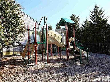 3rd image of 100 Anterbury Dr #100