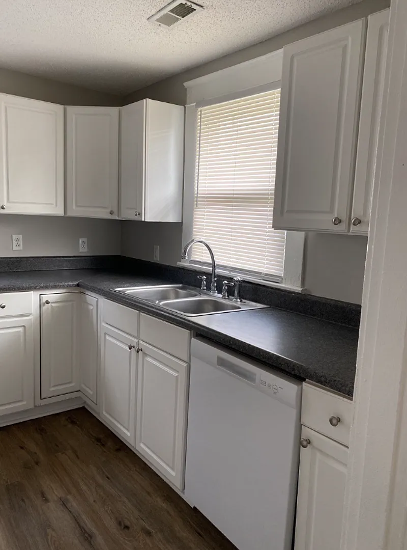 Updated 2 Bedroom Home Just Minutes from Downtown Chattanooga! — Photo 3