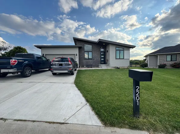 2201 Fairfield Ct, Dodge City, KS 67801