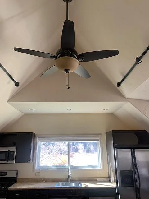 1017 Mountain Dr — Photo 2