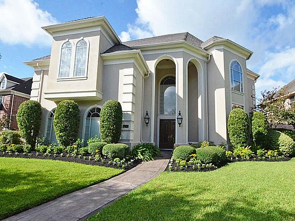 THIS STUCCO HOME HAS WONDERFUL CURB APPEAL!