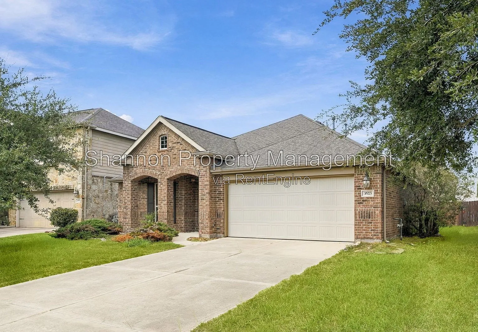 4 bed, 2.0 bath, 1965 sqft, $2,300 — Photo 2