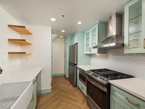 4th image of 930 N Doheny Dr APT 409