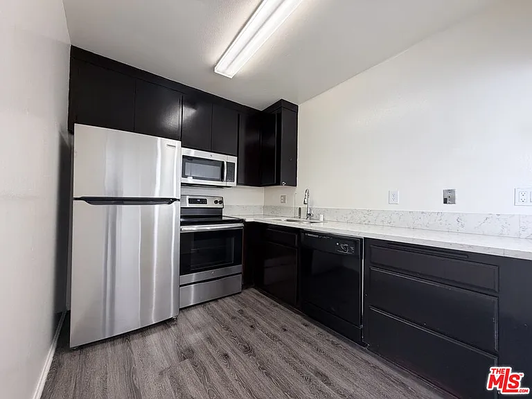 1137 W 36th Pl #1 — Photo 4