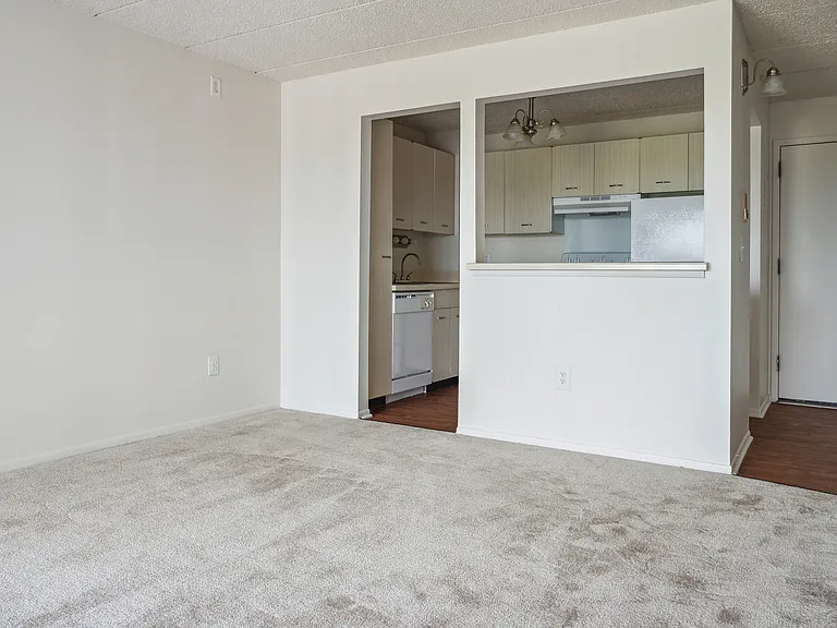 Lincoln Tower Apartments — Photo 51