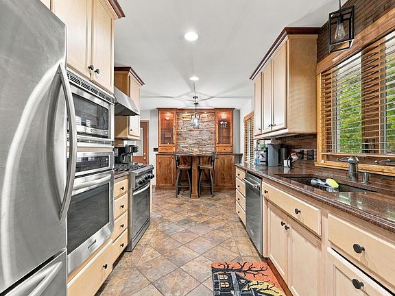 5th image of 2831 Edgewood Dr N