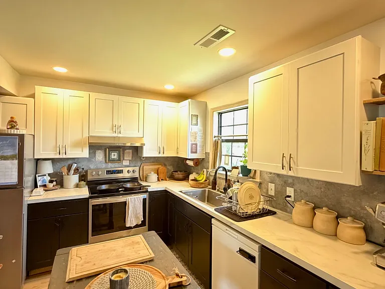 60 Carriage House Dr — Photo 4
