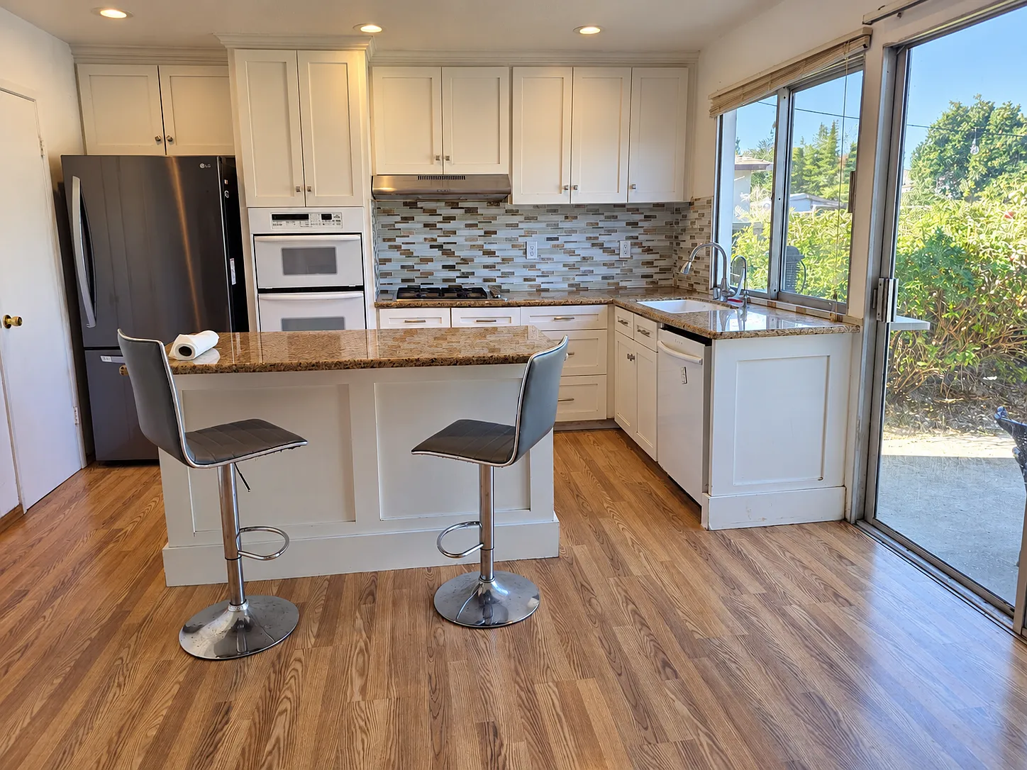 3 bed, 1340 sqft, $3,950 — Photo 2