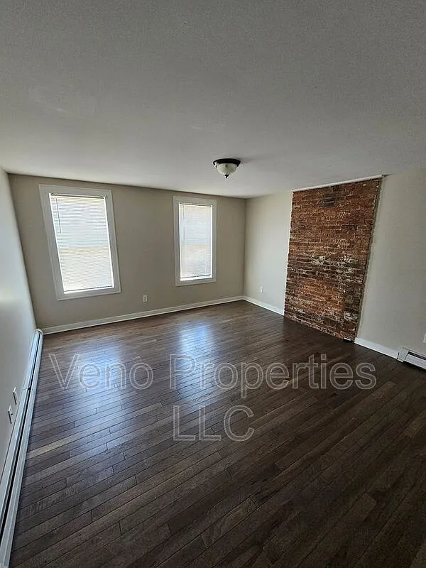 3 bed, 1.0 bath, $1,375 — Photo 4